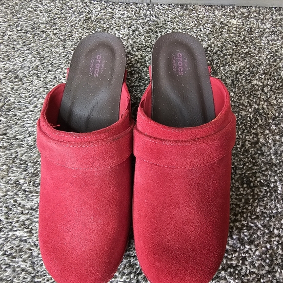 Crocs Women’s Sarah Red Suede Slip On Clogs sz 5 - Picture 2 of 4